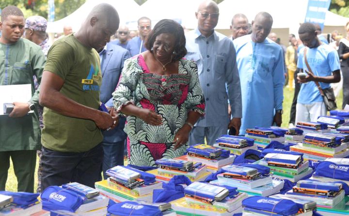 Togo : 10 000 élèves vulnérables bénéficient des kits scolaires grâce à LTPE